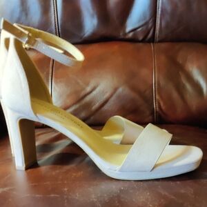 NEW Chinese Laundry Cream Ankle Strap Heels Size 9.5